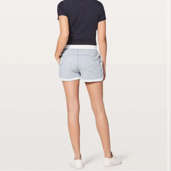 LULULEMON Cool & Collected Shorts 2.5” in Heathered Space Dyed‎ Nimbus - Picture 9 of 9